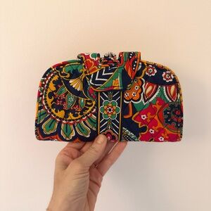 Vera Bradley kiss n snap clutch in Venetian paisley NWOT